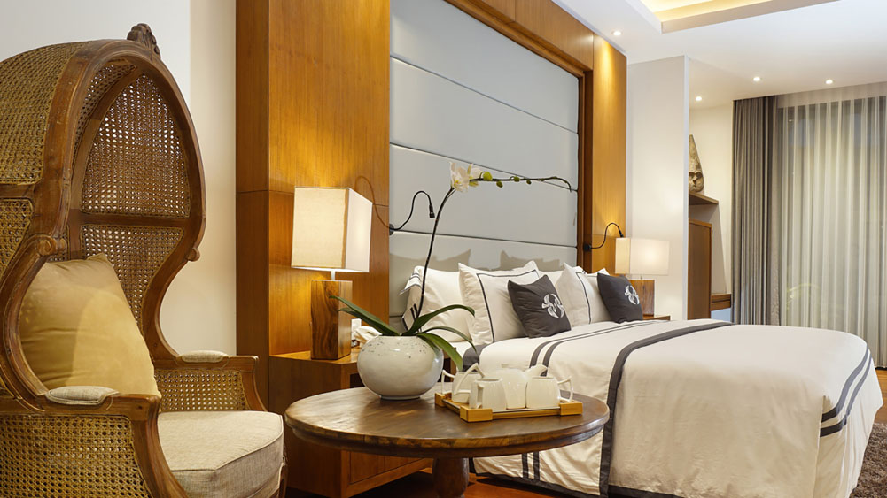 Tirtha Bayu Villa II - Deluxe Suite 2 with rattan chair